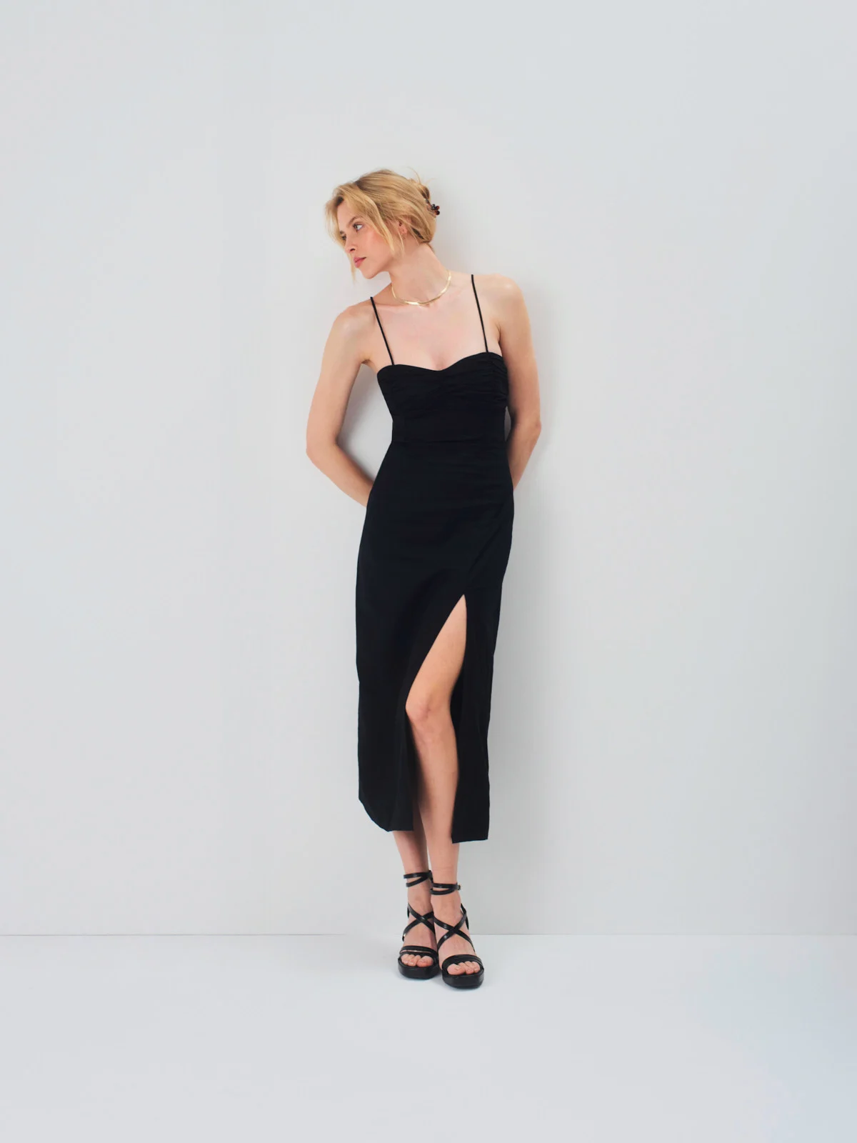 Czarne sandały z ozdobnych paseczków