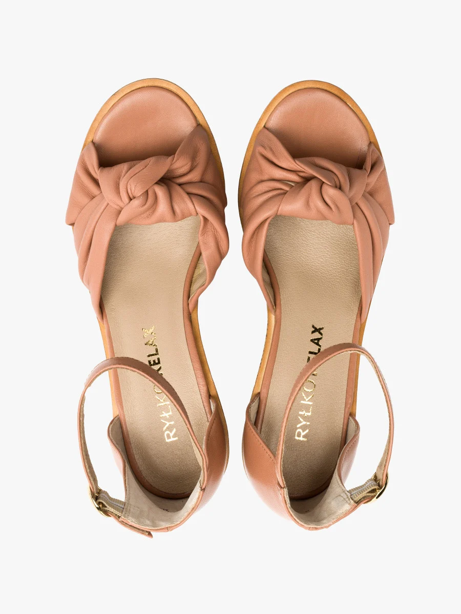 Różowe sandały z ozdobną cholewką