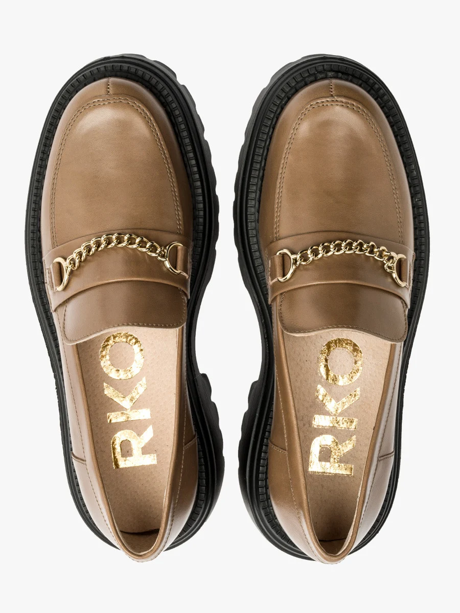 Brązowe mokasyny ze złotym łańcuszkiem
