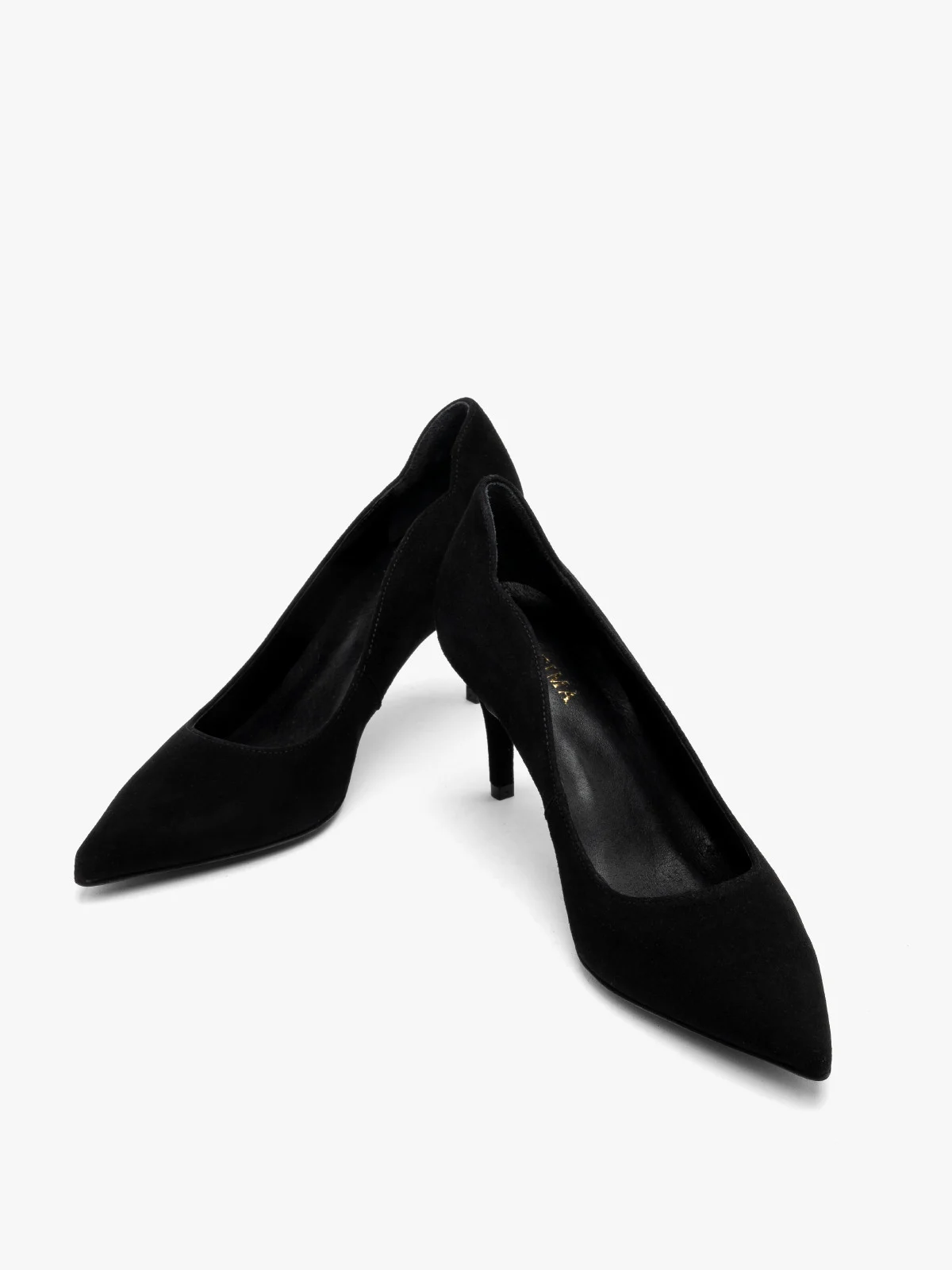 Czarne, welurowe czółenka z ozdobną cholewką