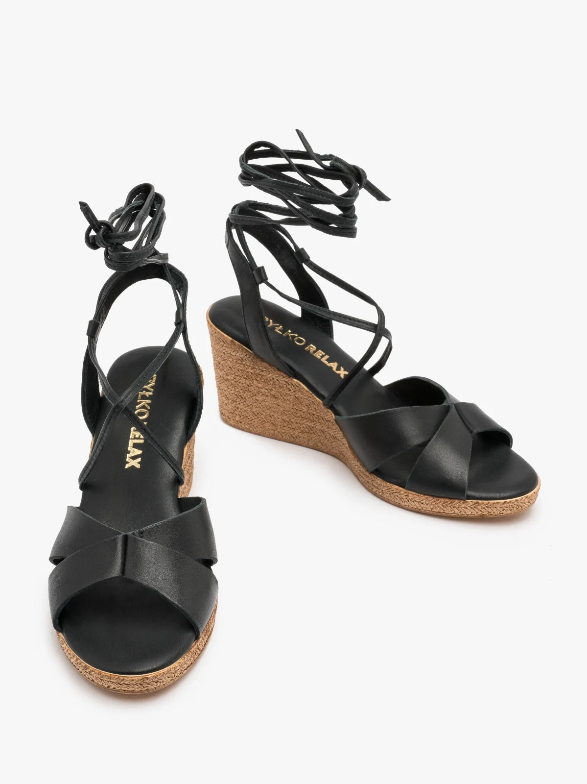 Czarne sandały z ozdobnymi paseczkami