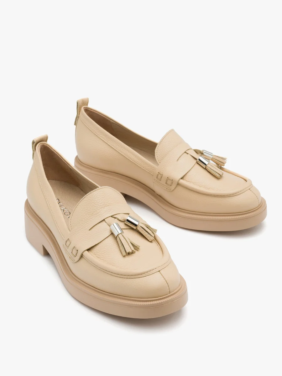 Beżowe mokasyny z ozdobnymi frędzlami