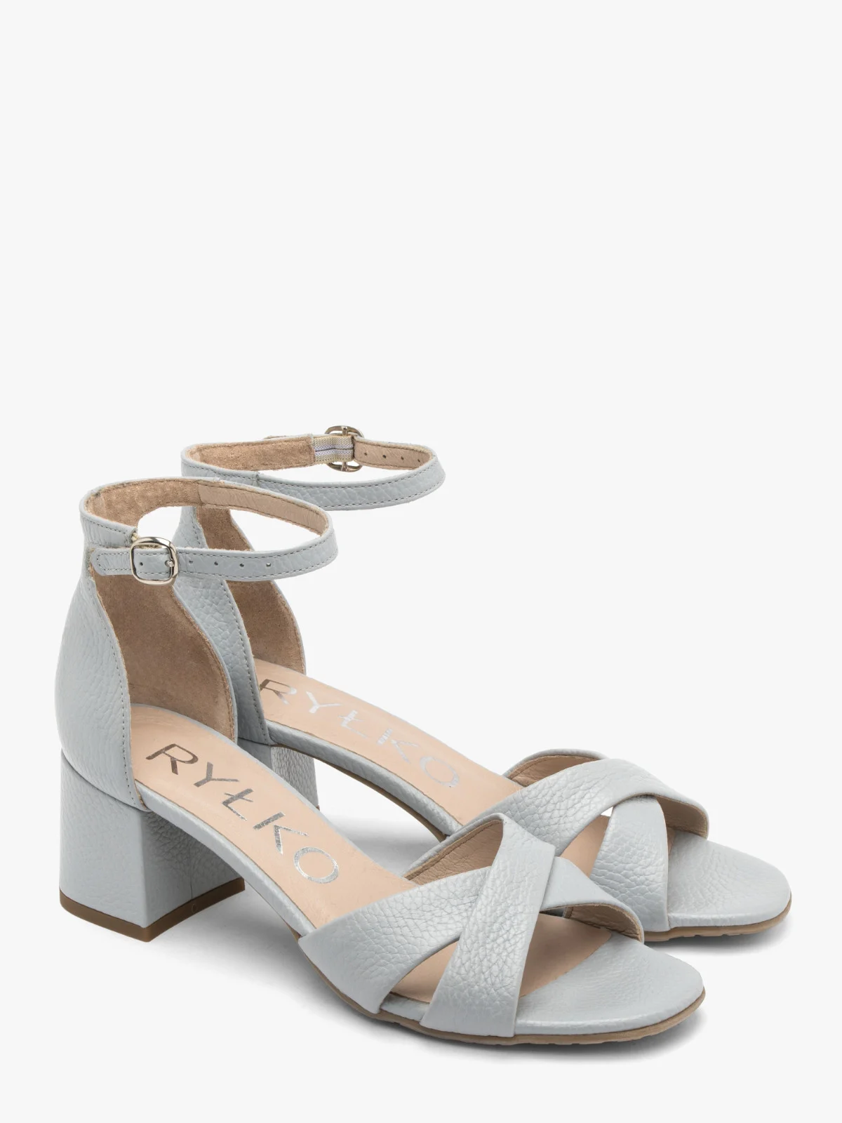 Błękitne sandały na obcasie