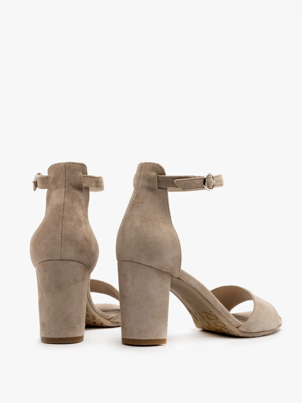 Beżowe sandały z zabudowaną piętą