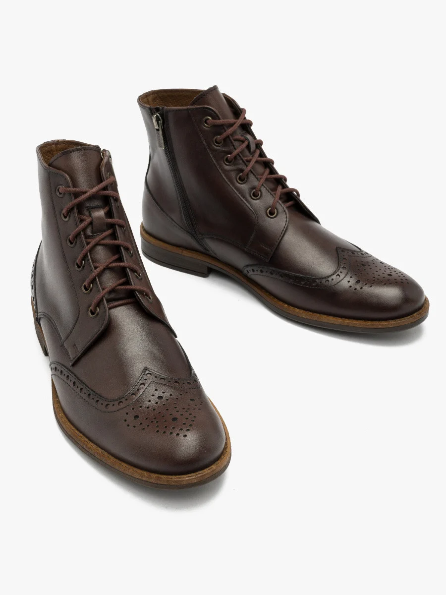 Brązowe trzewiki z ozdobną perforacją na cholewce