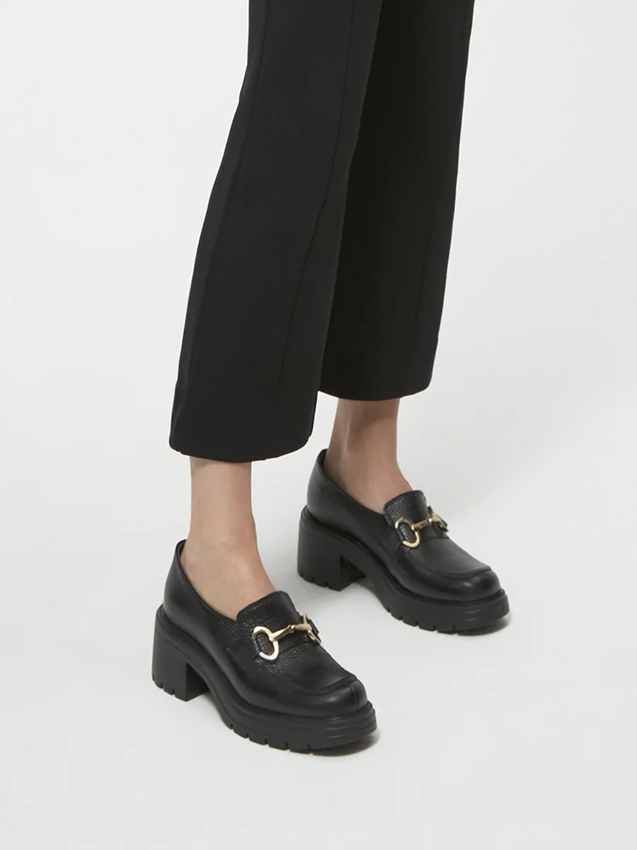 Czarne mokasyny ze złotą ozdobą