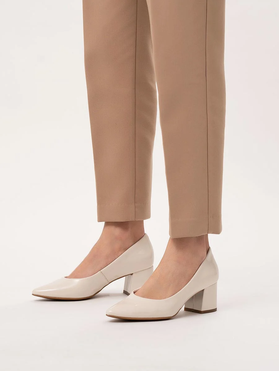 Kremowe czółenka na masywnym obcasie