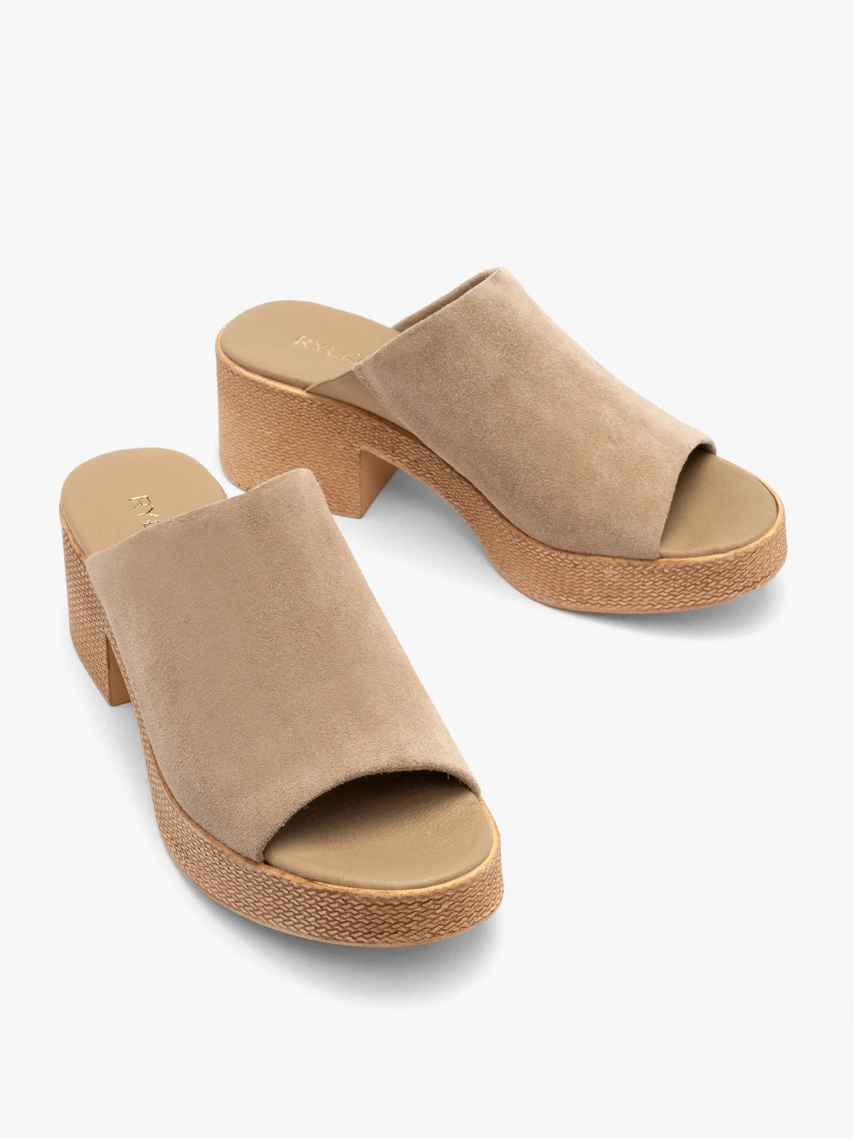 Piaskowe klapki na platformie