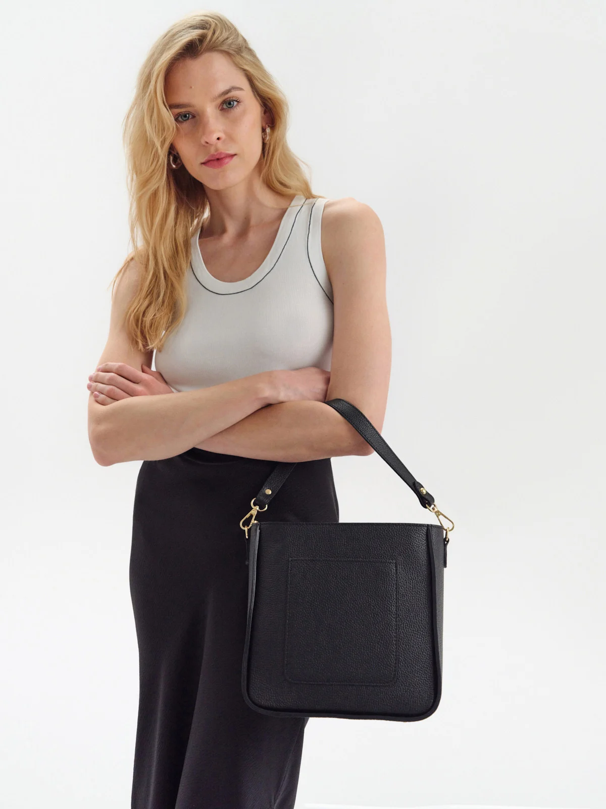 Czarna torebka średniej wielkości