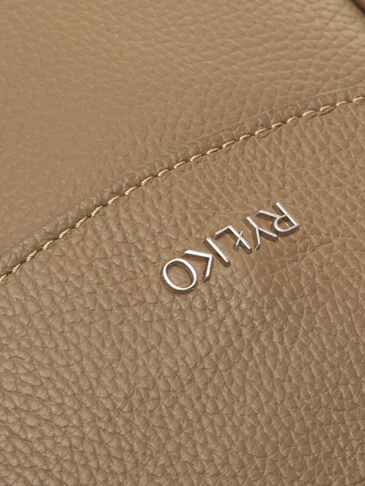 Beżowy plecak damski średniej wielkości