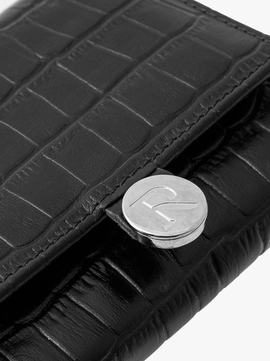 Czarny portfel damski z ozdobną fakturą