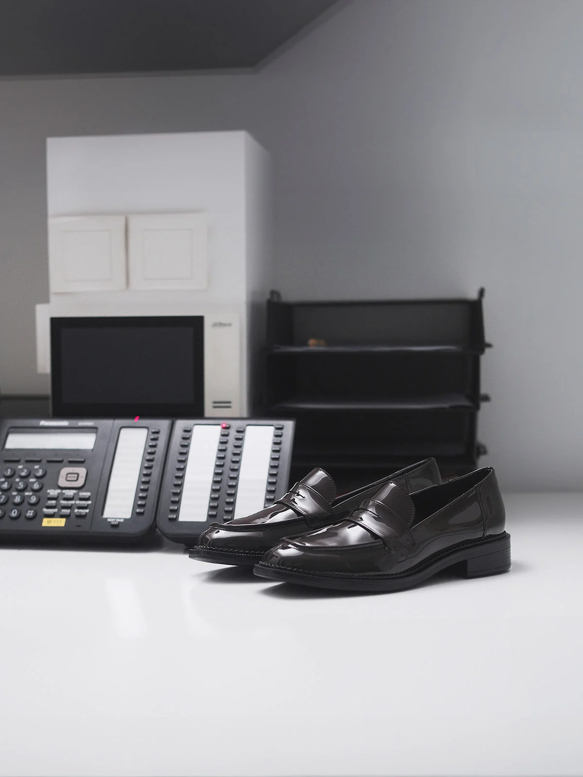 Ciemnobrązowe, lakierowane mokasyny z kwadratowym noskiem