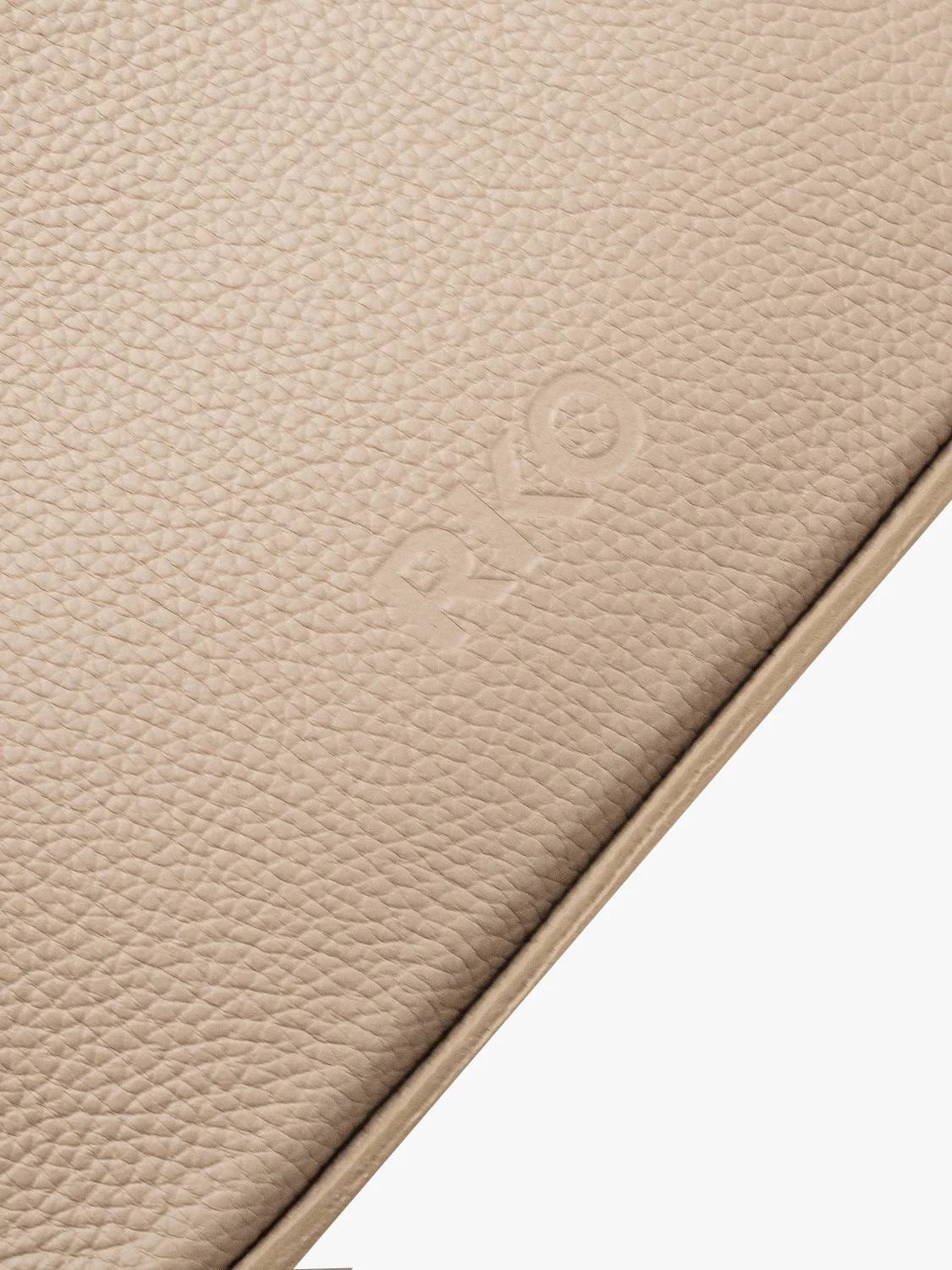 Beżowa torebka średniej wielkości