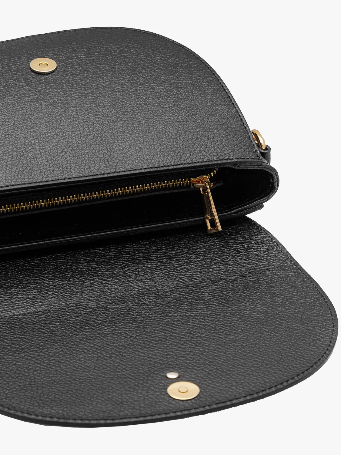 Czarna torebka średniej wielkości