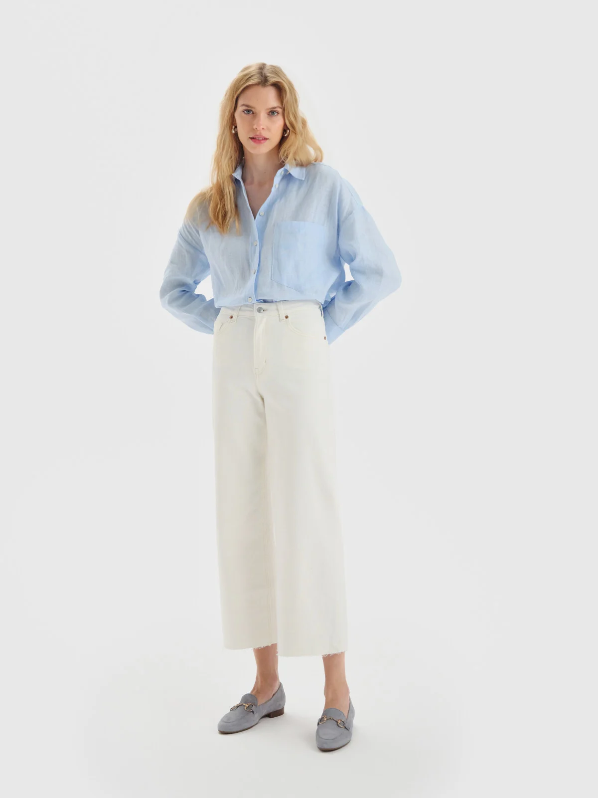 Niebieskie mokasyny z ozdobną klamerką