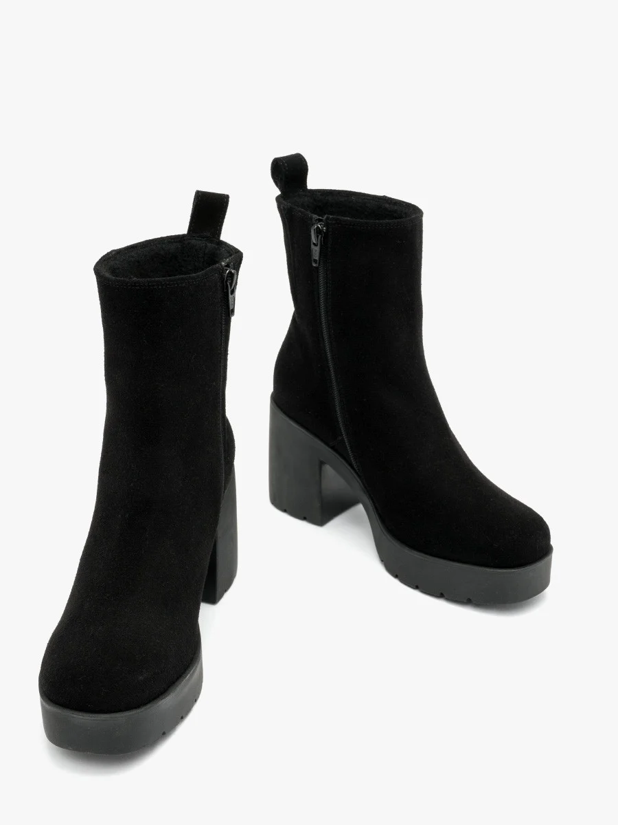 Czarne botki na masywnym obcasie