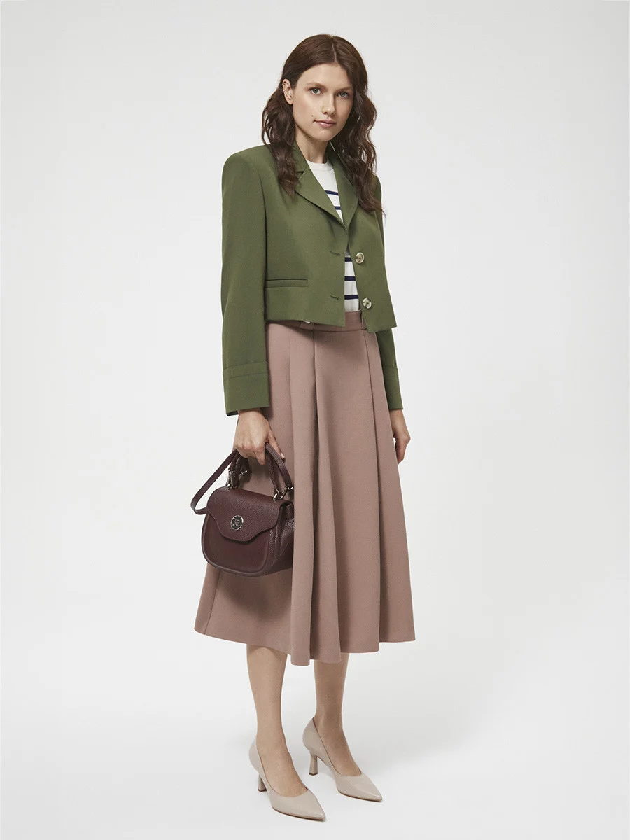 Beżowe czółenka na lakierowanym obcasie