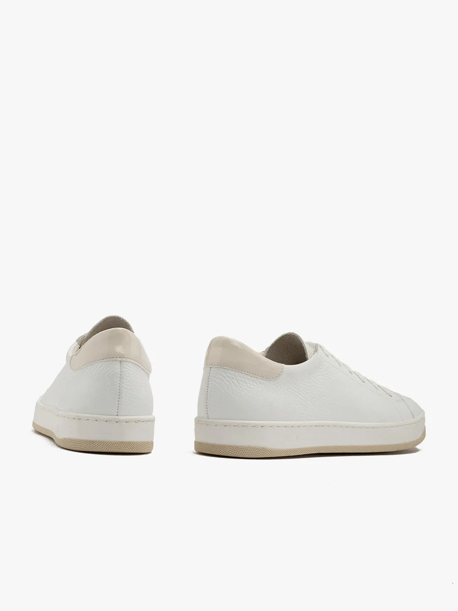 Białe sportowe półbuty