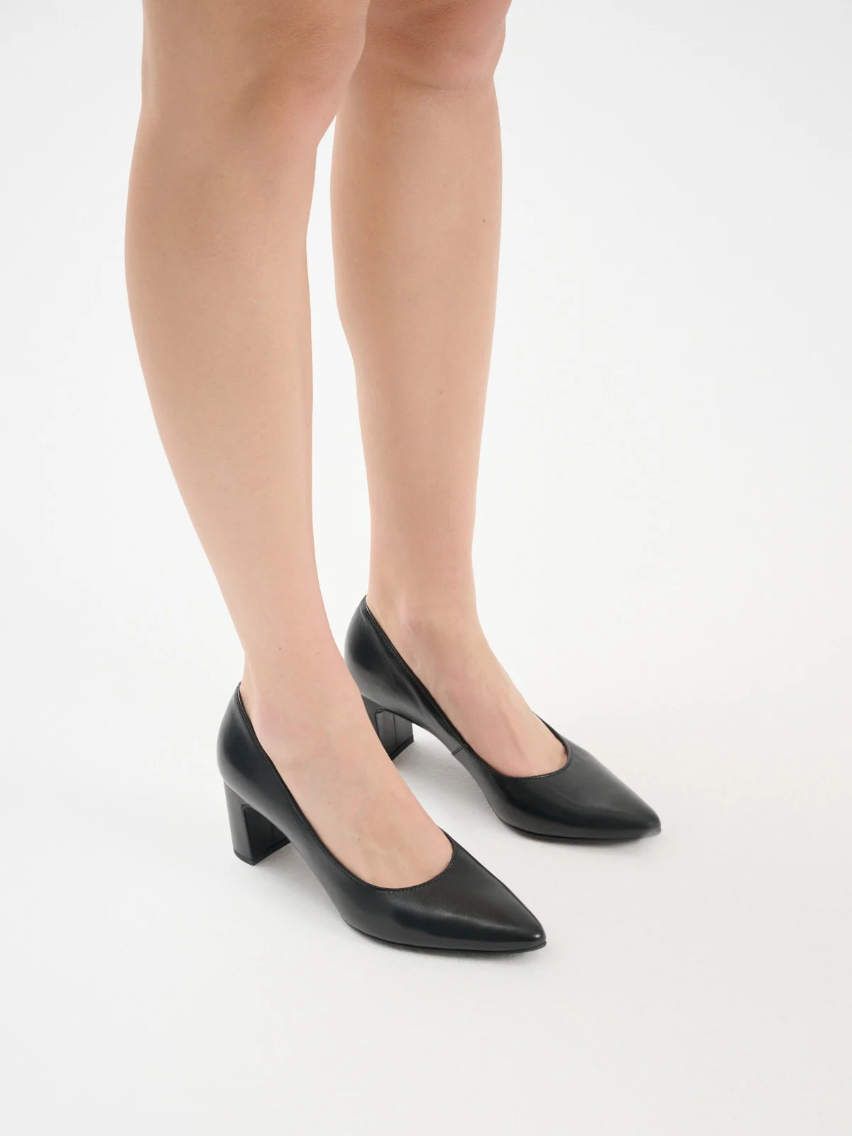 Czarne czółenka na słupku