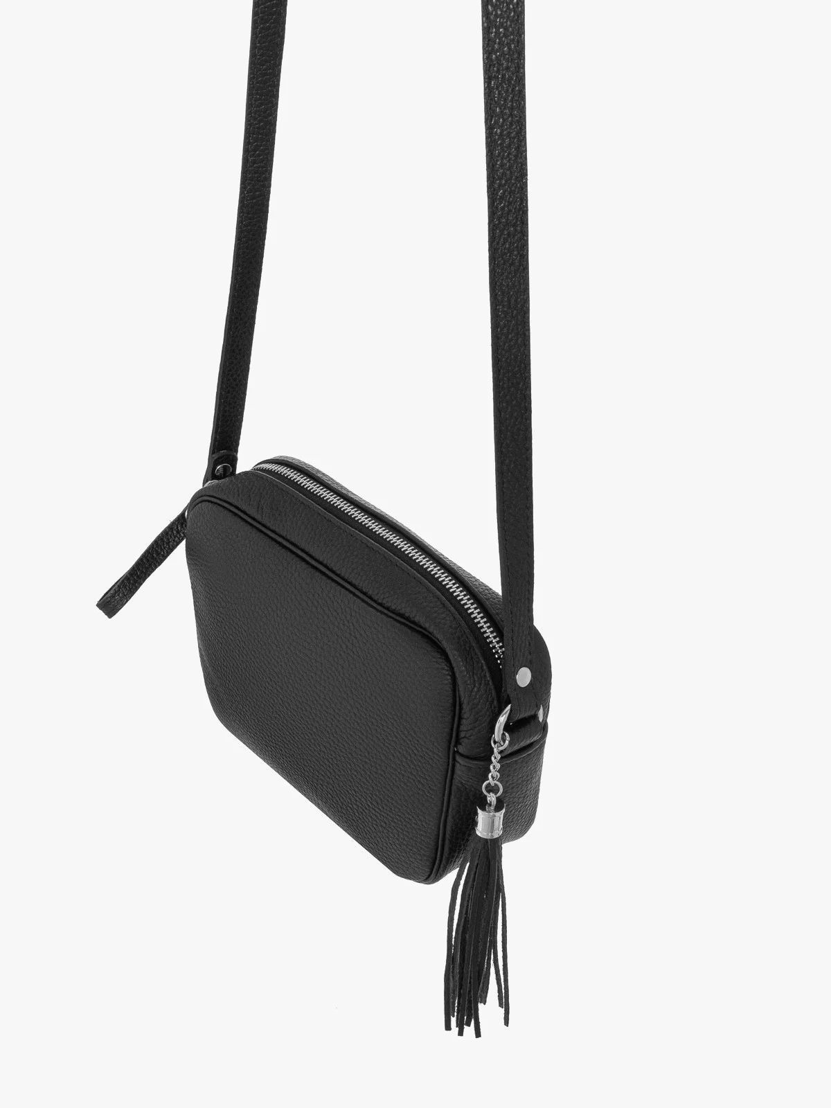 Mała, czarna torebka z frędzlem