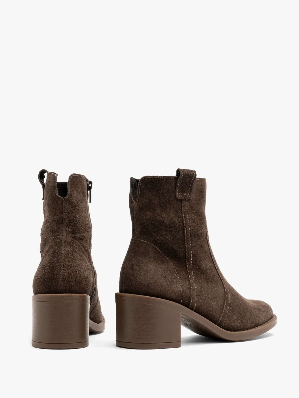 Brązowe botki ze skóry welurowej z ozdobnymi przeszyciami na cholewce