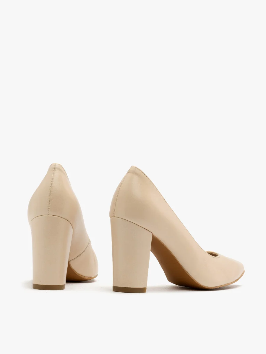 Beżowe czółenka na słupku