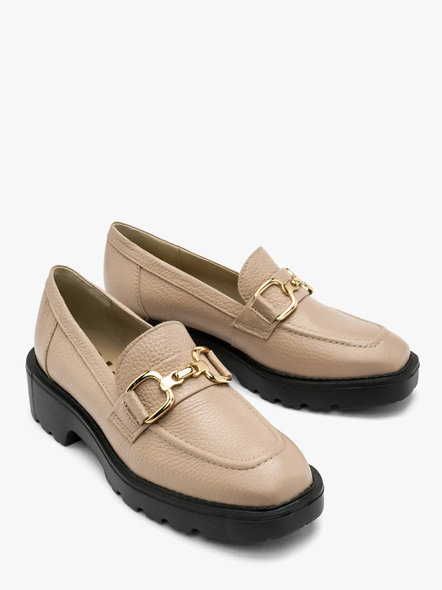 Beżowe mokasyny na czarnym spodzie