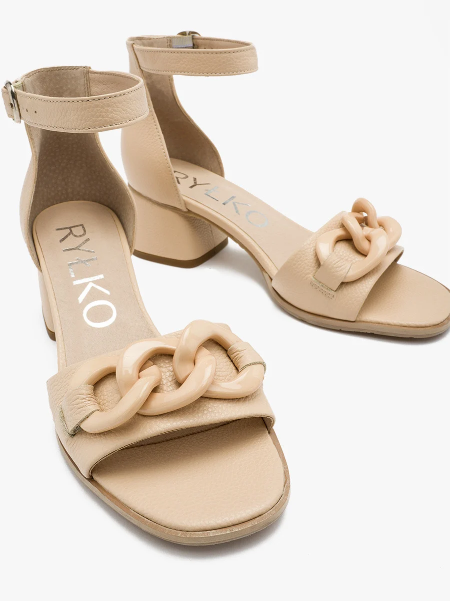 Beżowe sandały z masywną ozdobą