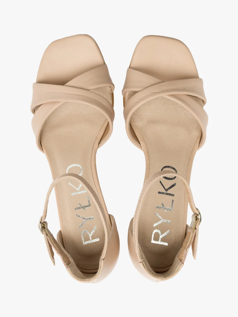 Beżowe sandały na oblekanym obcasie