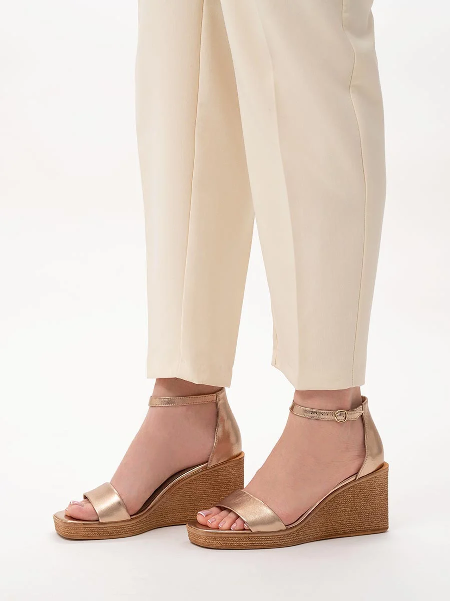 Platynowe sandały na koturnie