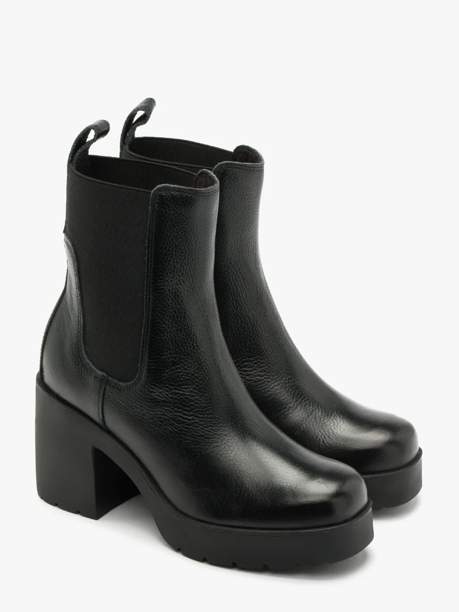 Czarne sztyblety na masywnym obcasie