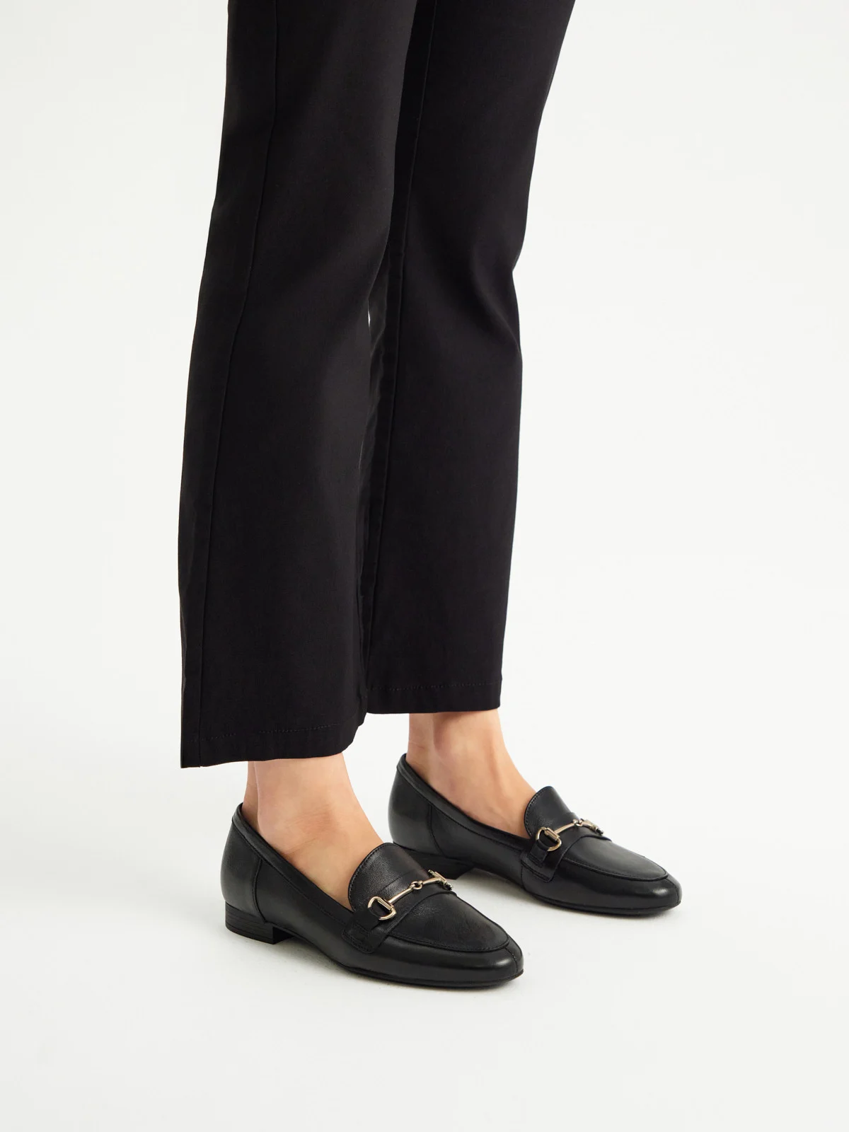 Czarne mokasyny z platynową ozdobą