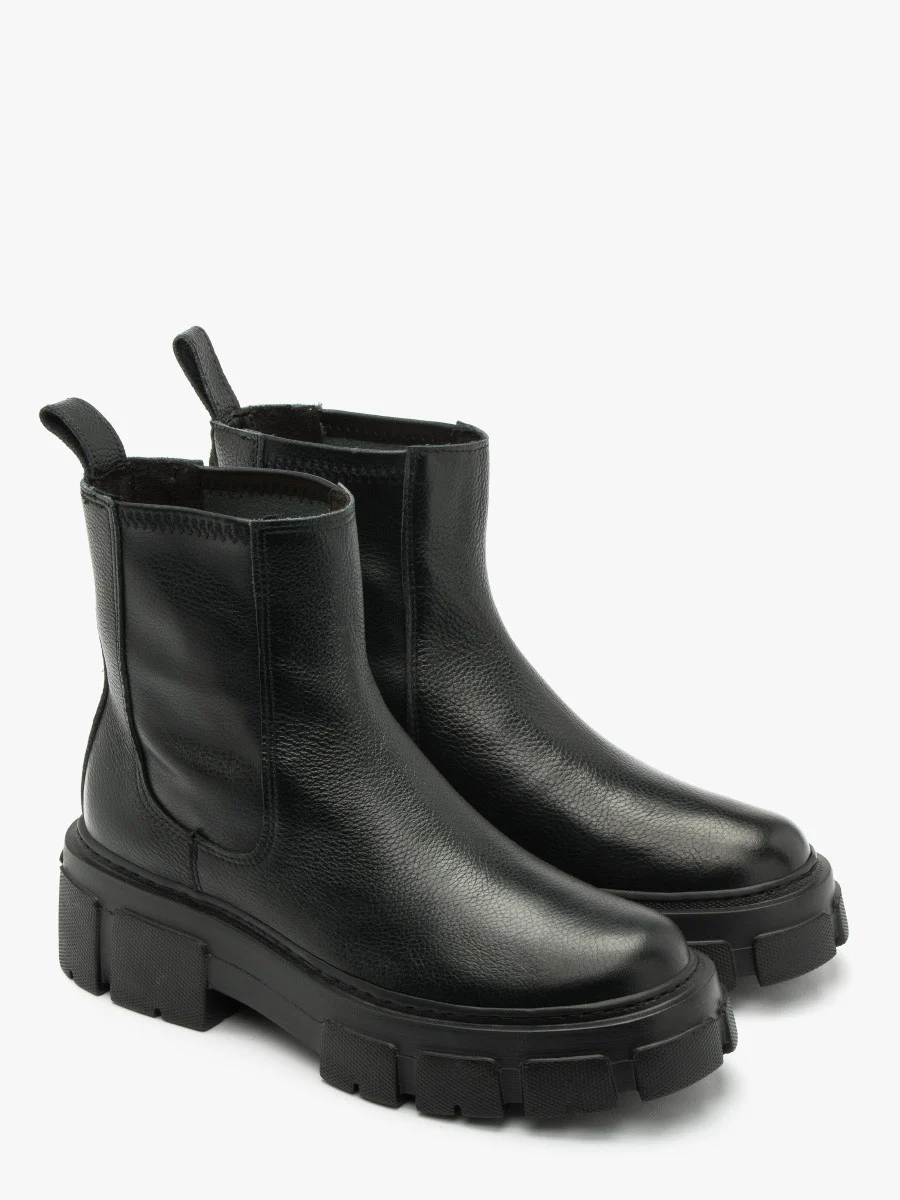 Czarne sztyblety na grubej podeszwie