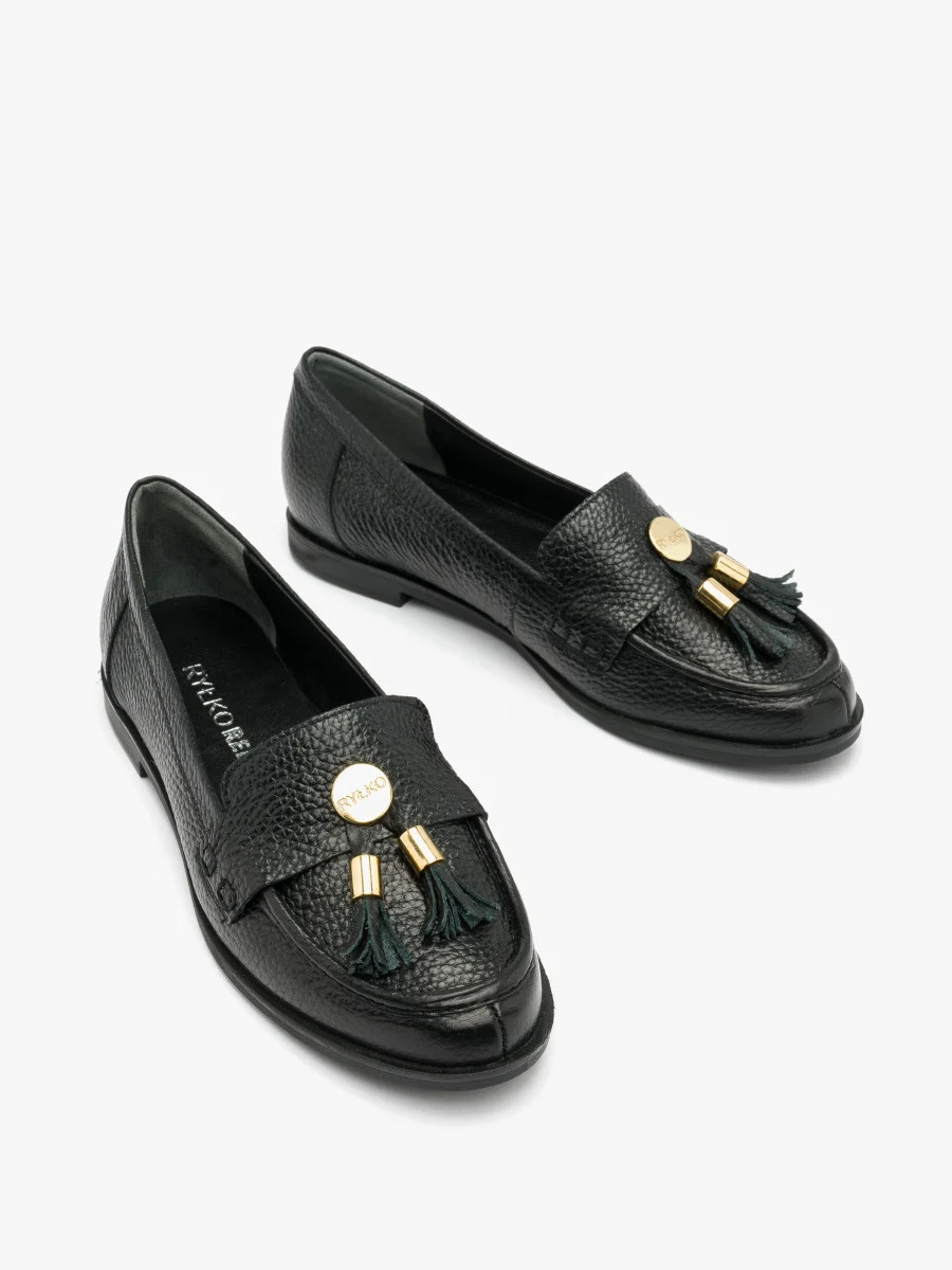 Czarne mokasyny ze złotą ozdobą