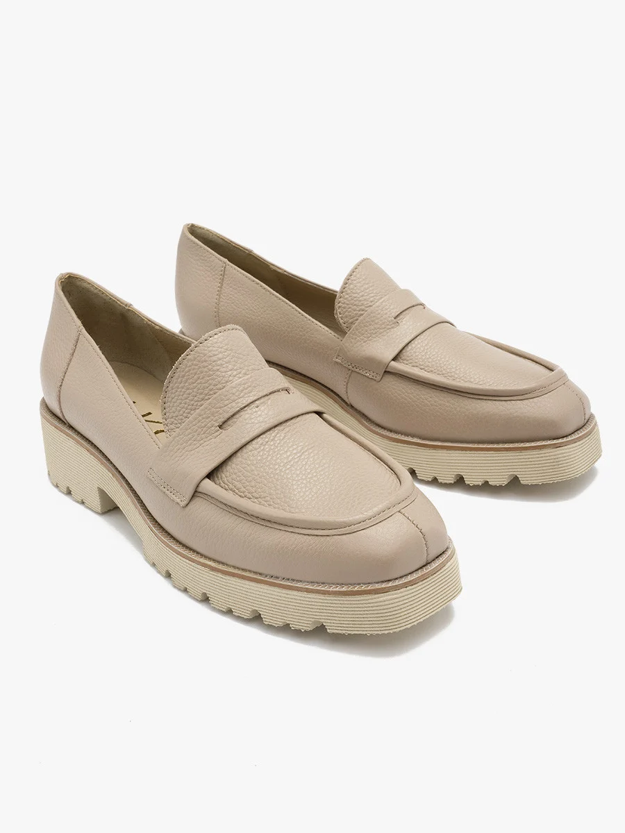 Beżowe mokasyny na traktorowej podeszwie