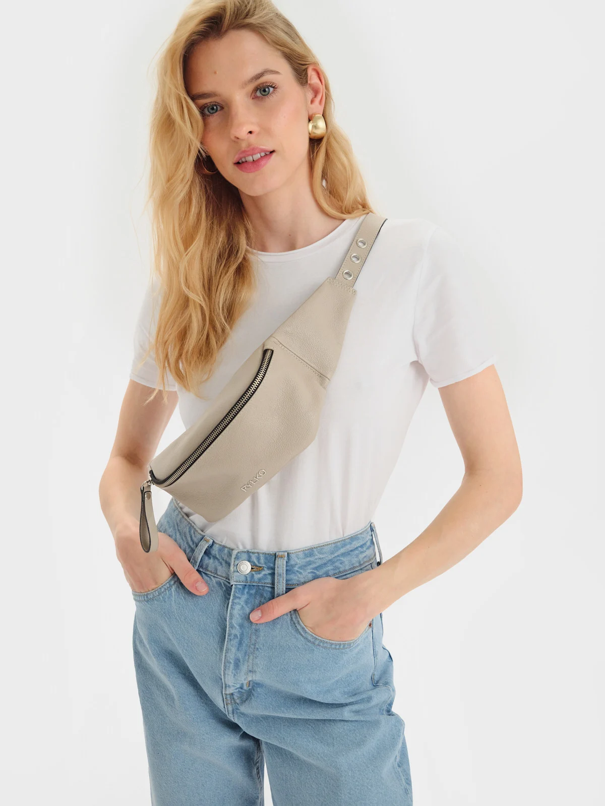 Mała beżowa torebka typu nerka