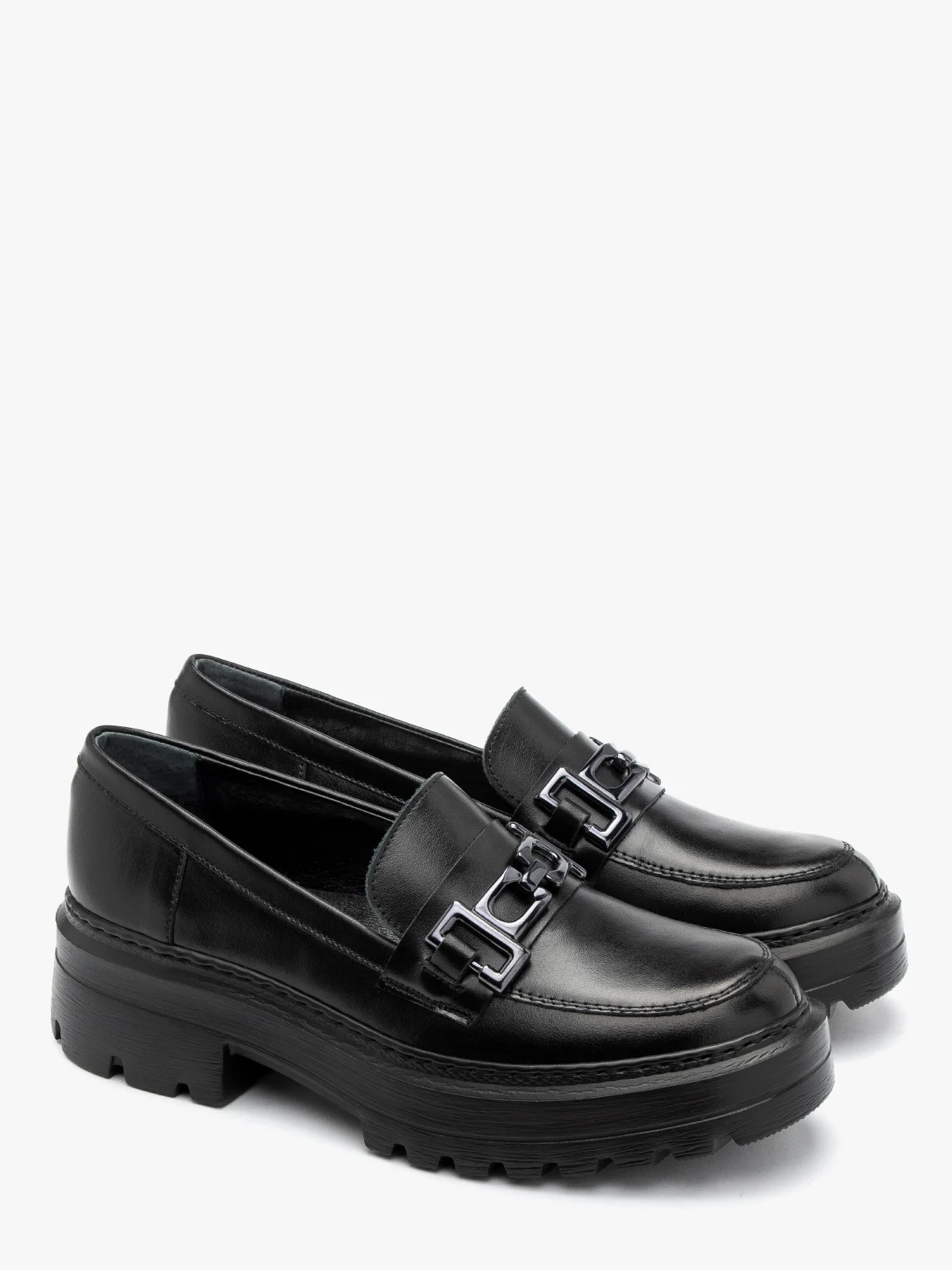 Czarne mokasyny damskie z ozdobą na cholewce