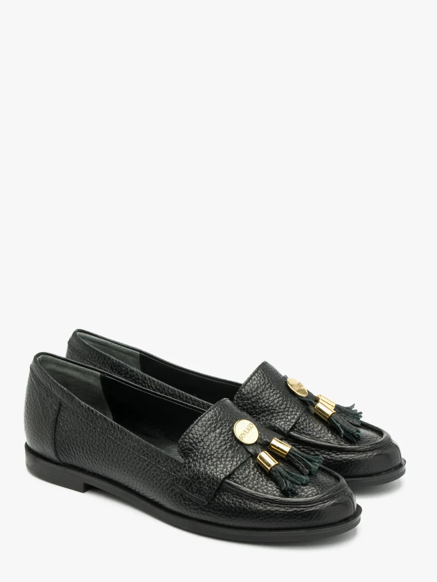Czarne mokasyny ze złotą ozdobą