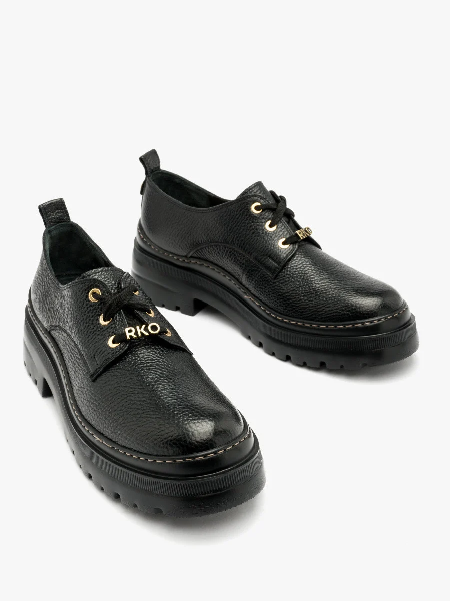 Czarne półbuty z ozdobnymi sznurówkami