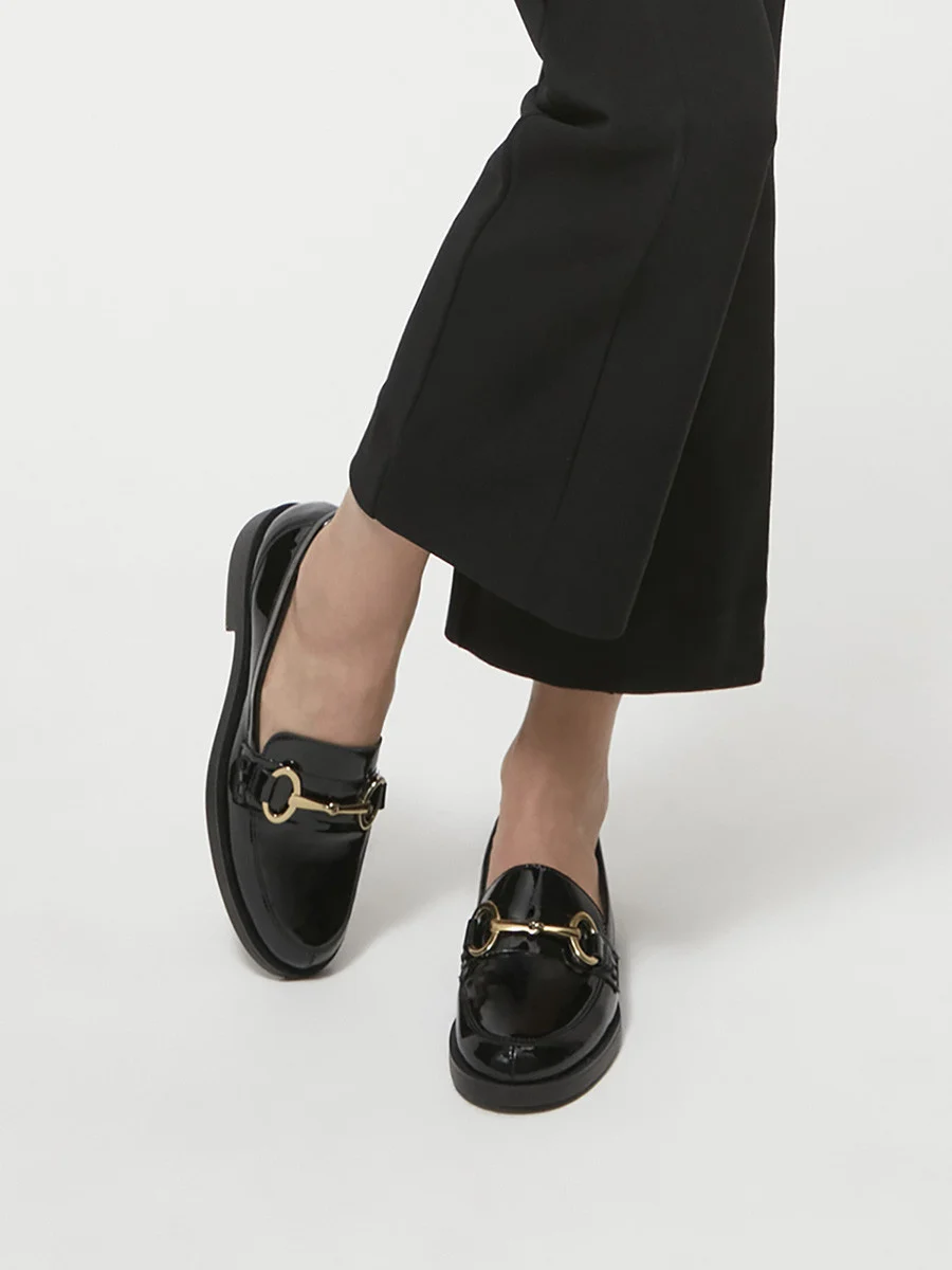 Czarne mokasyny ze złotą ozdobą