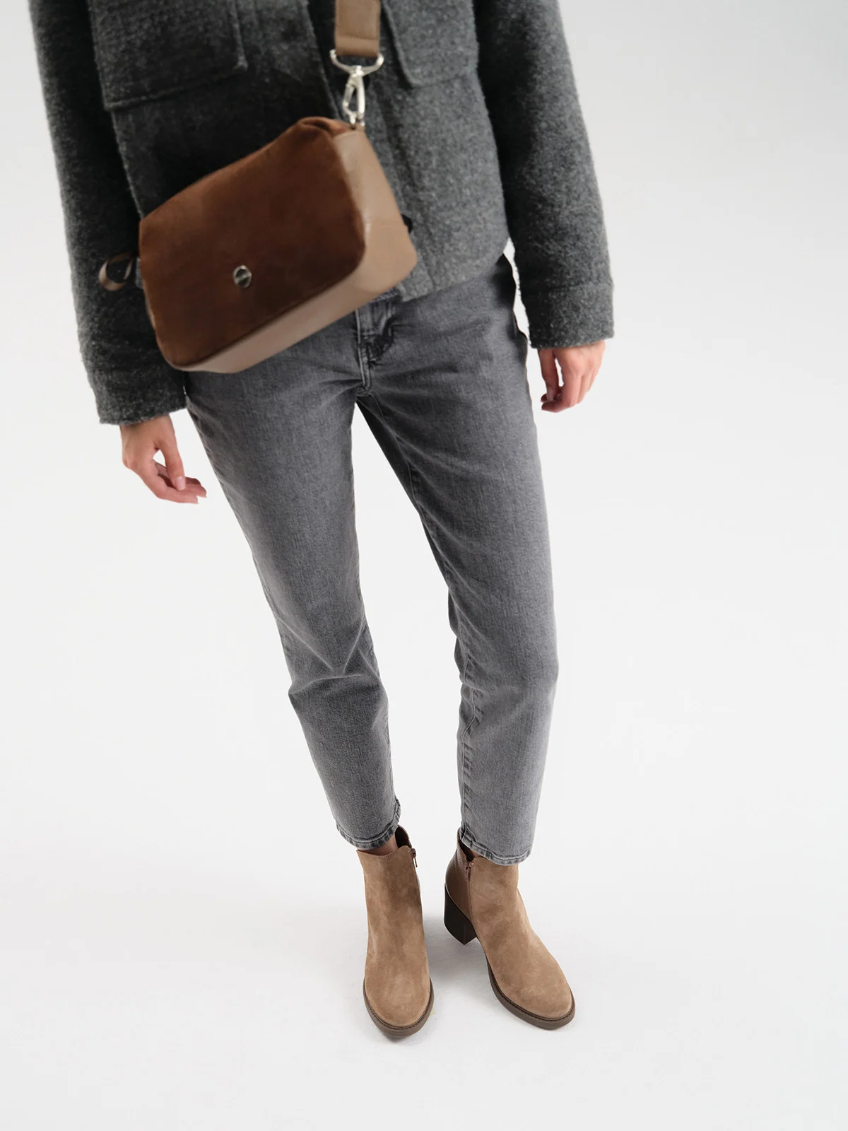 Piaskowe botki z ozdobnym łączeniem skór