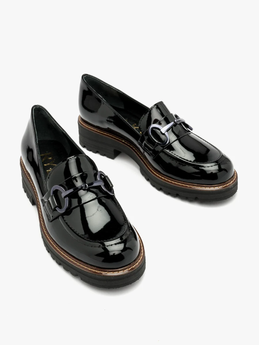 Czarne mokasyny z ozdobą na cholewce