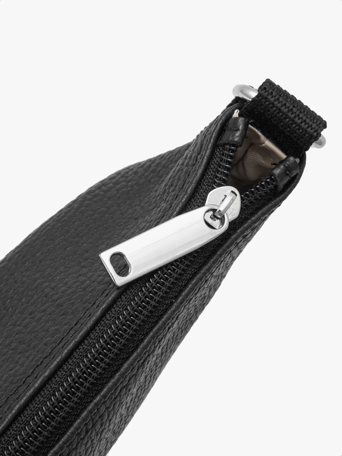 Mała, czarna torebka na pasku z taśmy