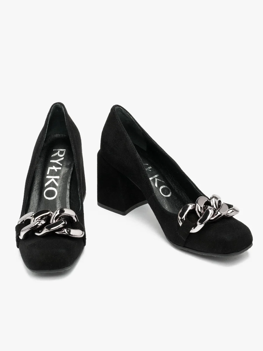 Czarne czółenka z ozdobą