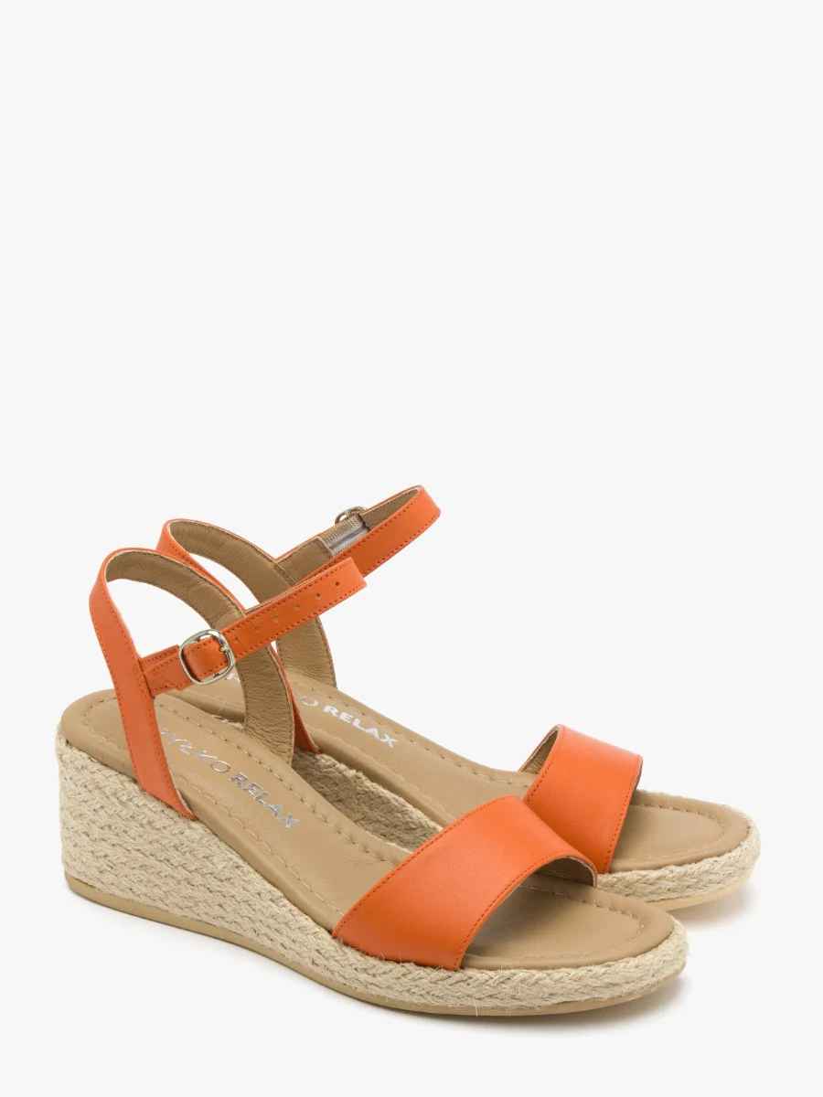 Pomarańczowe sandały na ozdobnej platformie