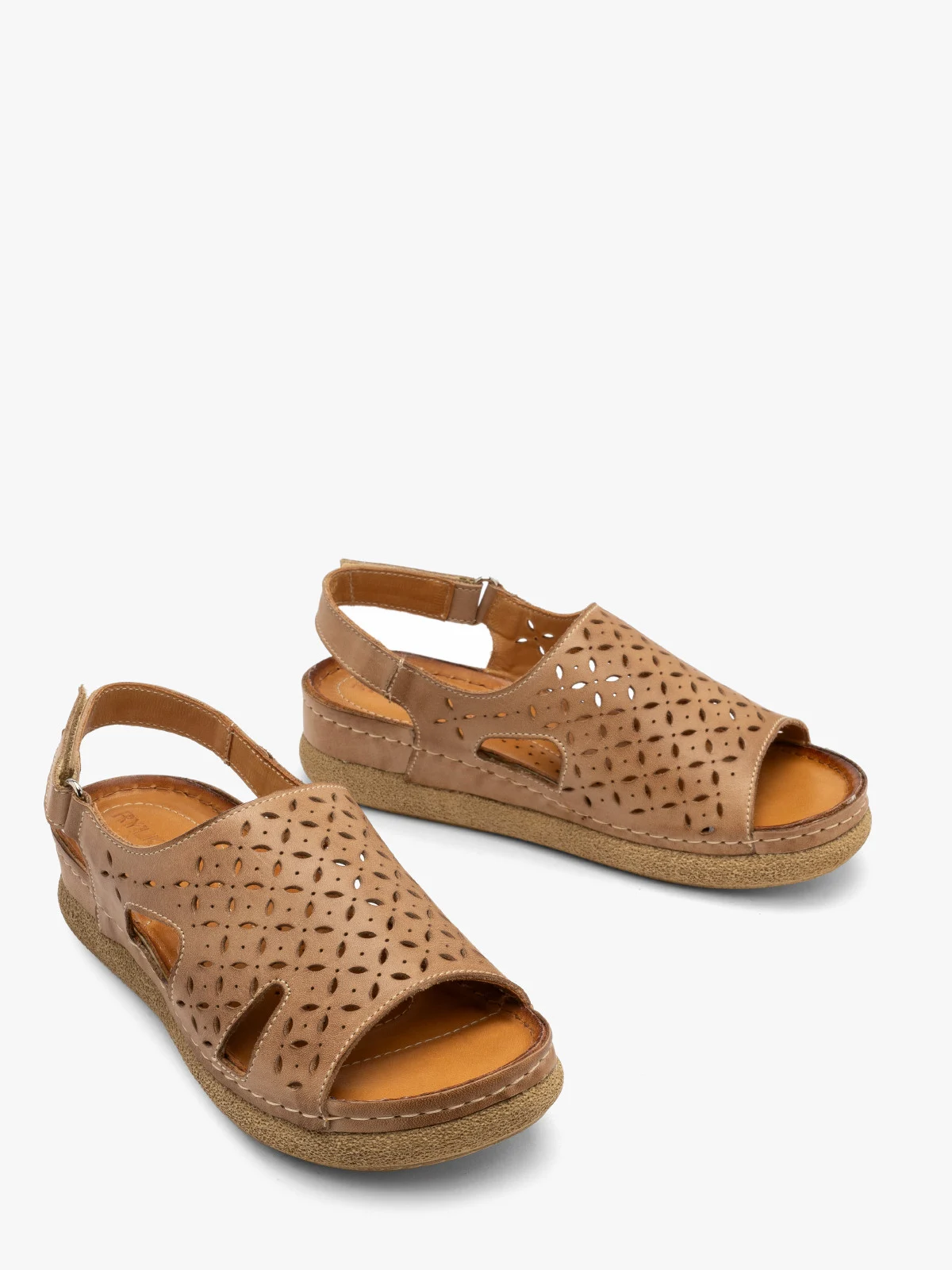 Sandały na platformie z ażurową cholewką