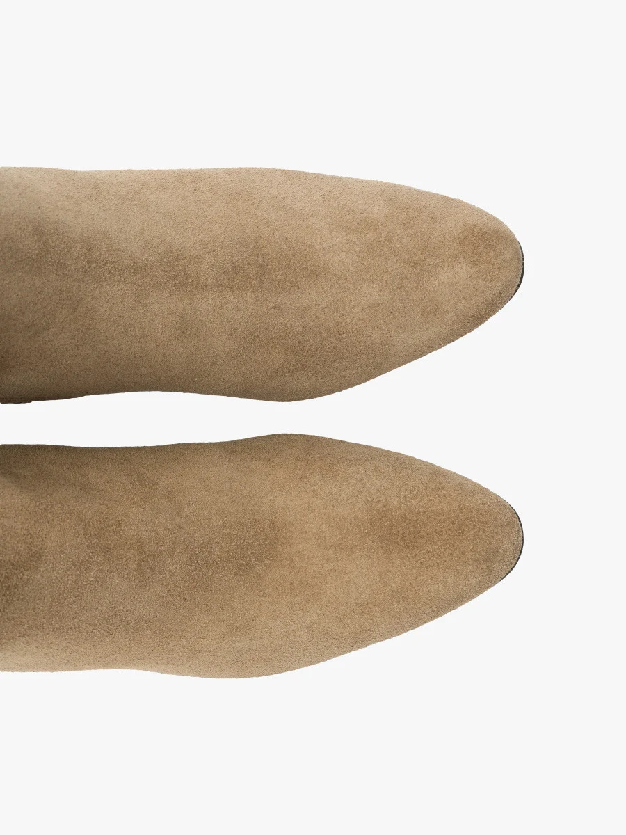 Piaskowy kozak na obcasie