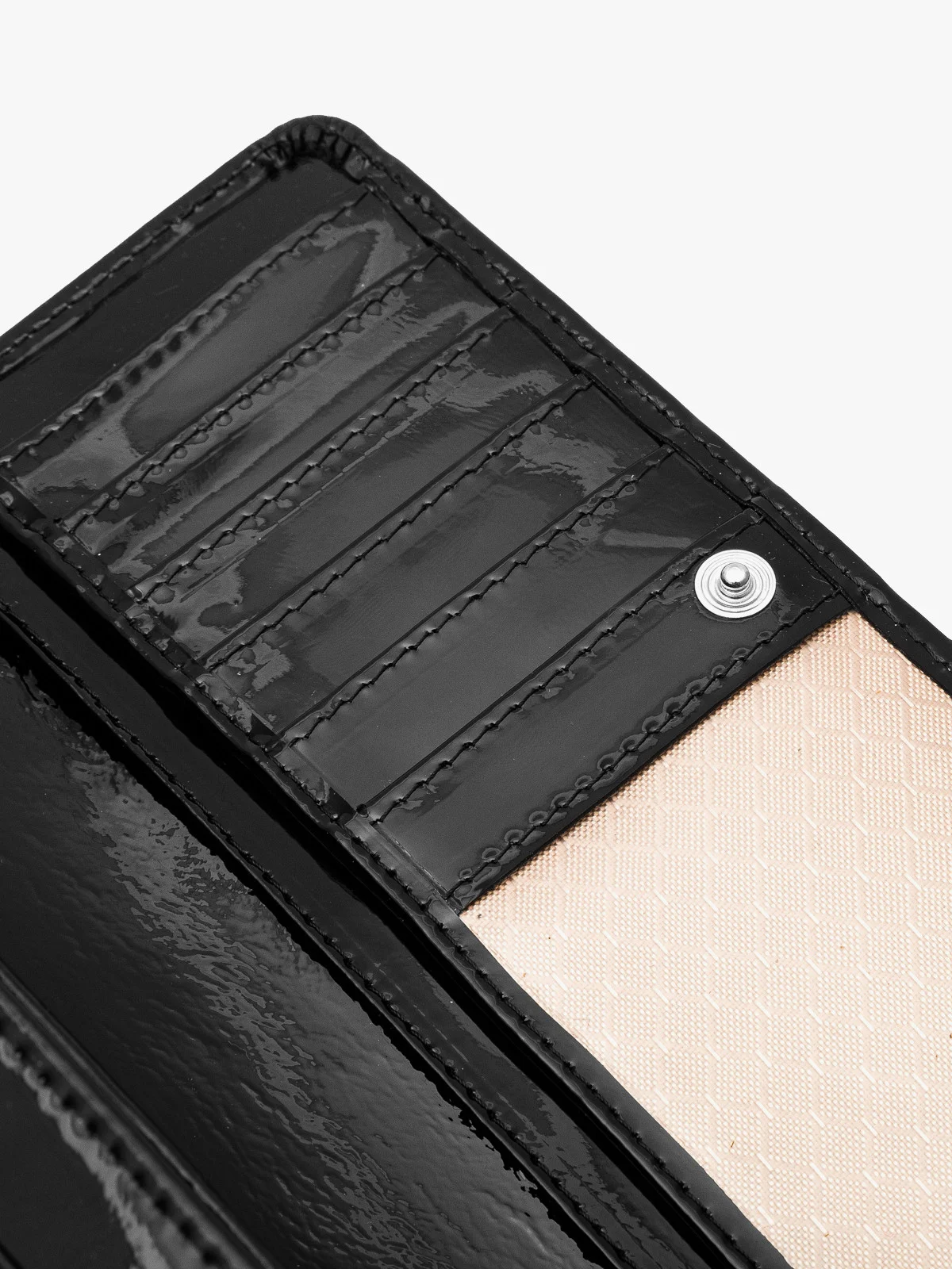 Lakierowany portfel damski w czarnym kolorze