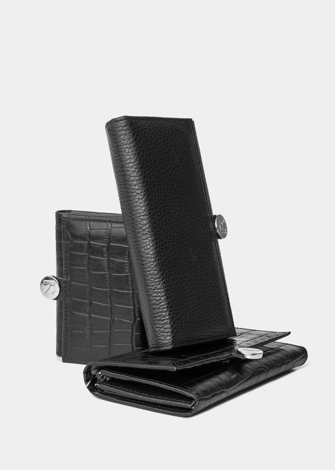 Czarny portfel damski z ozdobną fakturą