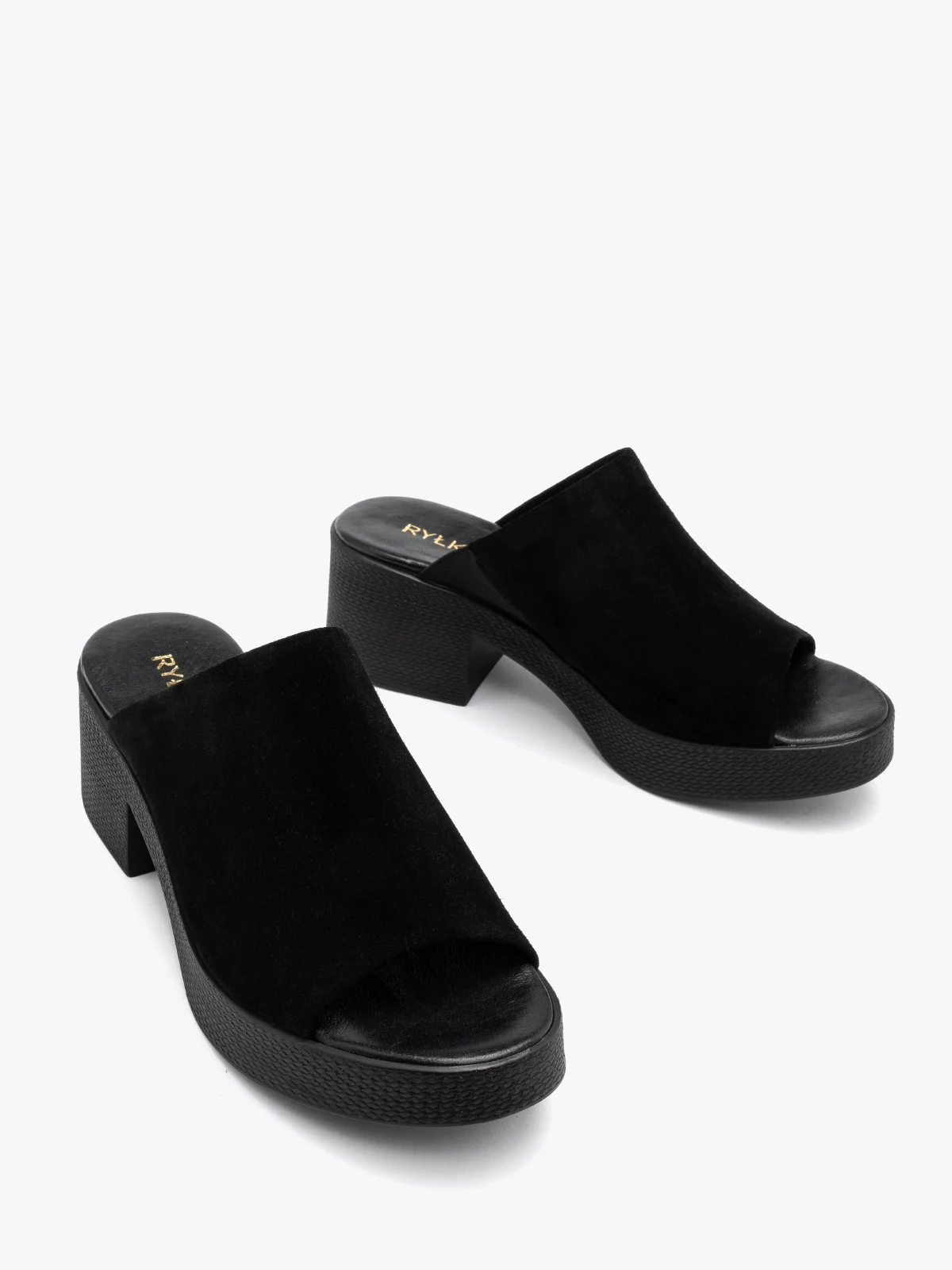 Czarne klapki na masywnej platformie